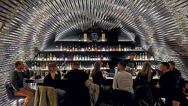 découvrez les meilleurs bars à cocktails mettant en avant la scène de la mixologie locale, pour des expériences uniques et savoureuses au cœur de votre ville.