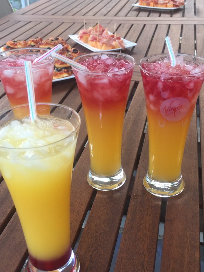 cocktail bora bora : sirotez le lagon polynésien découvrez le cocktail bora bora, une invitation à savourer les saveurs exotiques et rafraîchissantes du lagon polynésien. un voyage gustatif unique à chaque gorgée.
