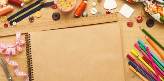 découvrez le junk journaling, une nouvelle tendance créative qui vous permet d'exprimer votre imagination en recyclant divers matériaux pour créer des journaux uniques et personnalisés.