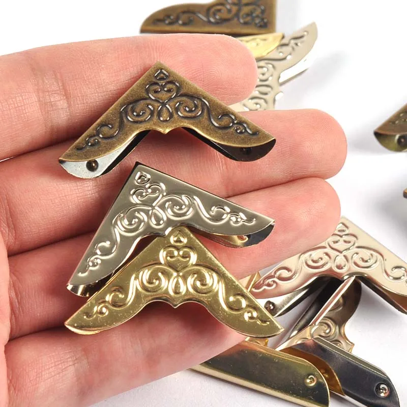 découvrez nos protections d'angles vintage en bronze 30x30mm, idéales pour renforcer et embellir vos meubles avec style et durabilité.