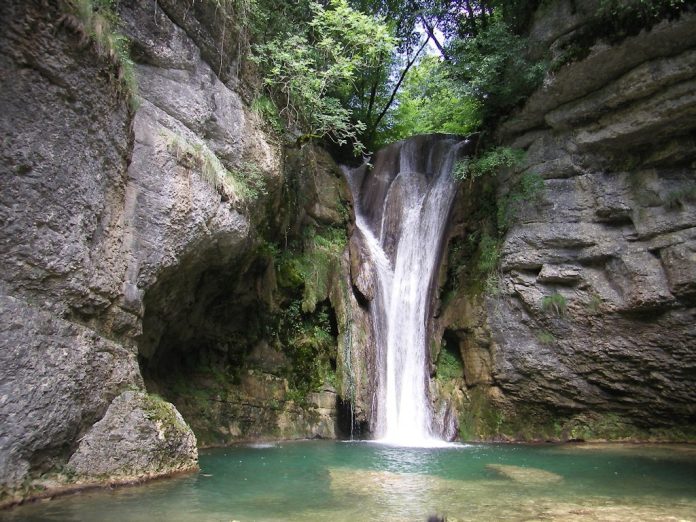 sentier secret de la cascade de la brive découvrez le sentier secret de la cascade de la brive, un chemin enchanteur au cœur de la nature, idéal pour les amateurs de randonnée et les amoureux de paysages préservés.