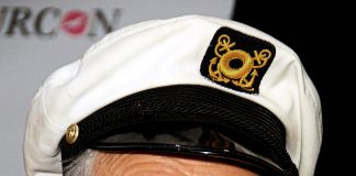 découvrez les conflits et tensions au sein de la famille hefner, explorant les rivalités et enjeux qui ont marqué leur histoire.