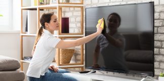 découvrez comment nettoyer votre écran tv sans l'abîmer ni endommager le revêtement antireflet grâce à nos conseils simples et efficaces.