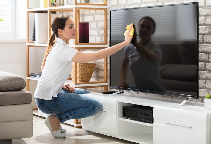 nettoyer écran tv sans abîmer antireflet découvrez comment nettoyer votre écran tv sans l'abîmer ni endommager le revêtement antireflet grâce à nos conseils simples et efficaces.