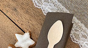 Pliage serviette papier dans assiette : Les modèles qui transforment chaque couvert en œuvre miniature découvrez des modèles miniatures de pliage de serviettes en papier pour décorer vos tables avec élégance et créativité.