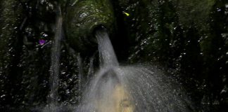 découvrez les rituels de purification par l'eau symbolique, une pratique ancestrale pour purifier corps et esprit, harmoniser l'énergie et renouveler l'âme.