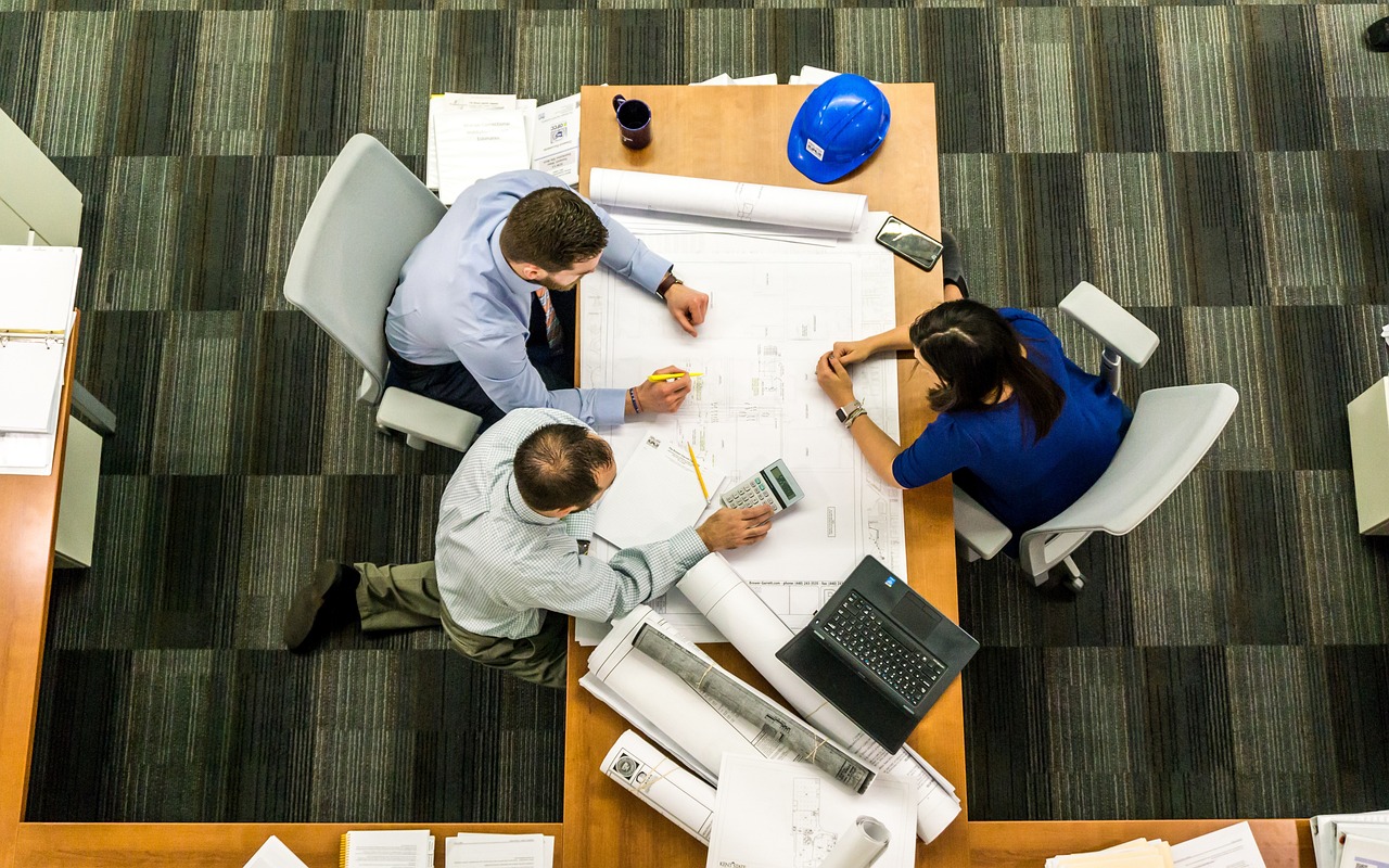 découvrez comment le salaire d'un architecte d'intérieur varie en fonction de l'expérience et de l'agence, avec des conseils pour maximiser vos revenus dans ce métier créatif.