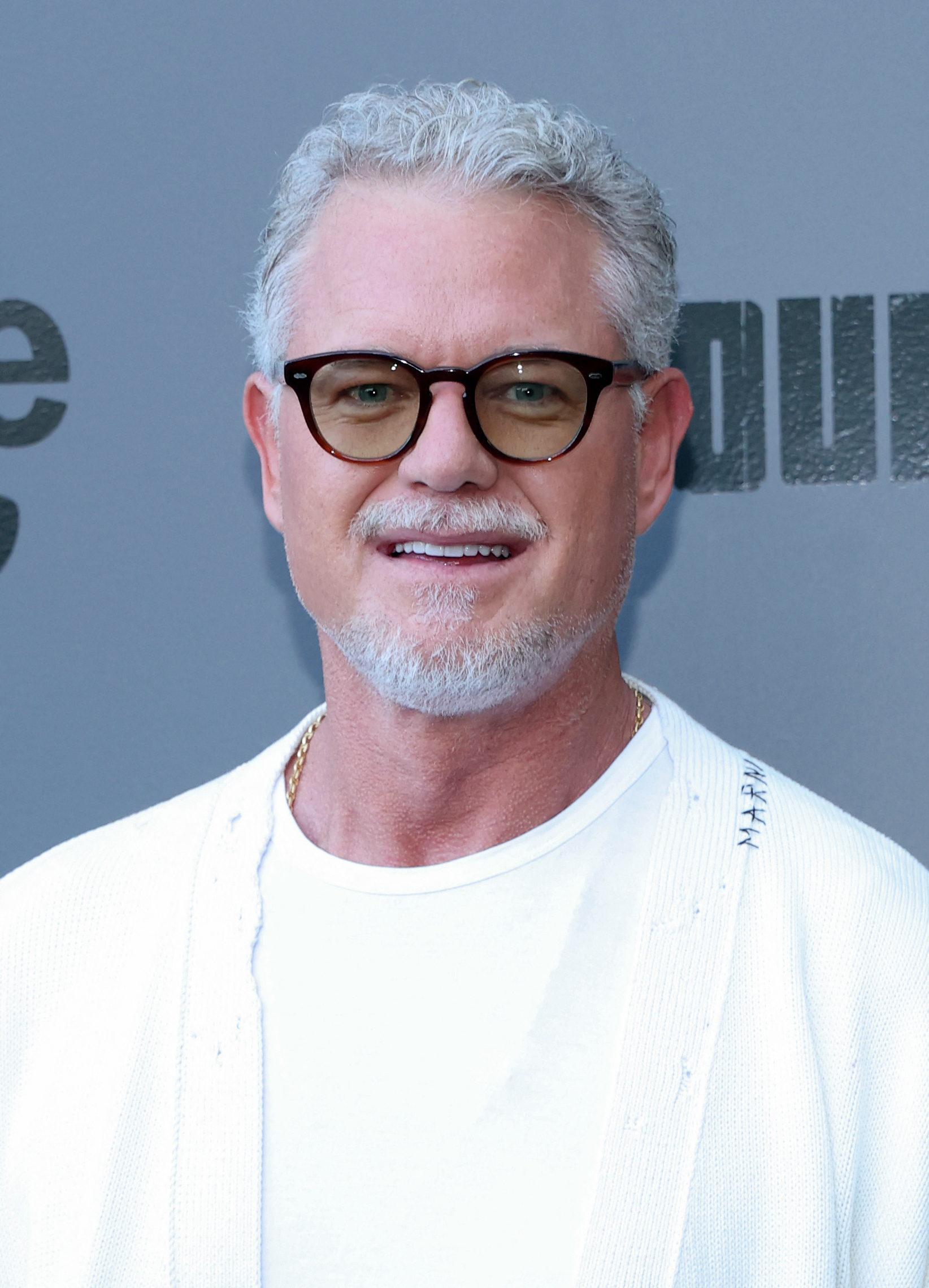 la veuve de hugh hefner demande une enquête concernant des scrapbooks contenant des photos nues, soulevant des questions sur leur origine et leur utilisation.